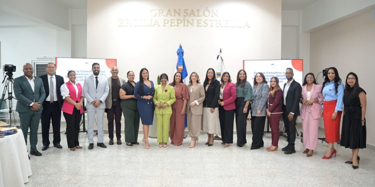 La ministra de la Mujer, Gloria Reyes, encabezó un encuentro con ejecutivos de medios de comunicación para intercambiar pers
